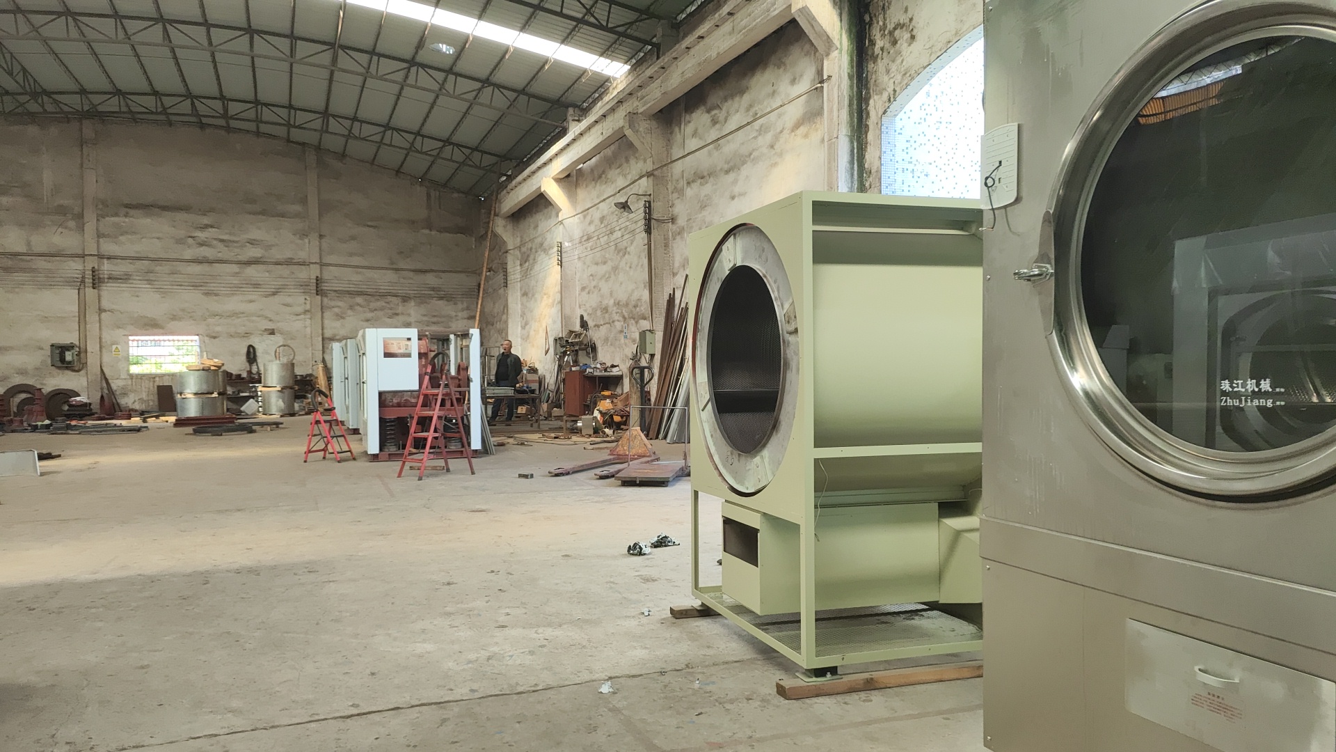 
珠江洗涤工业全自动洗衣机凭什么服务百家名企？大型干洗店都在用的高品质设备！
